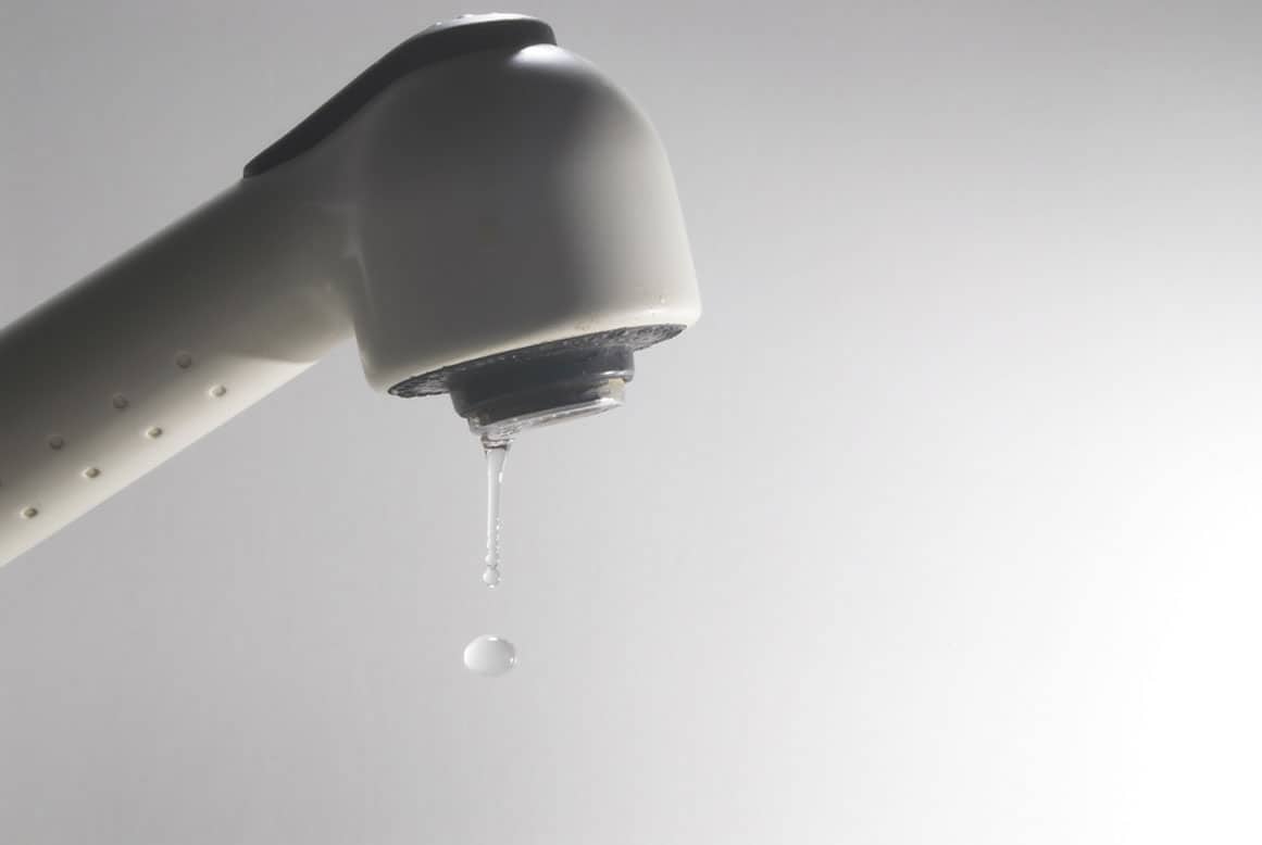 ההשפעות של הפלרת המים על השיניים: רעלת פלואור (Fluorosis) לעומת עששת