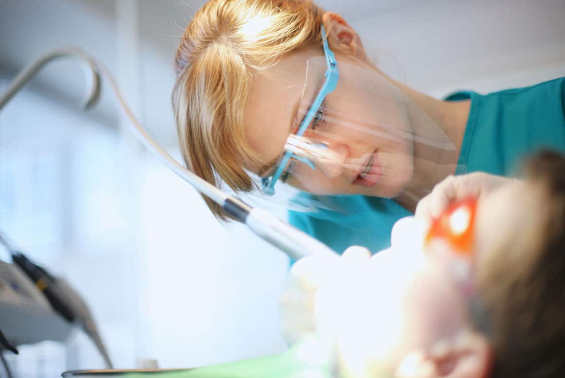 מהן תופעות הלוואי לאחר השתלות שיניים?